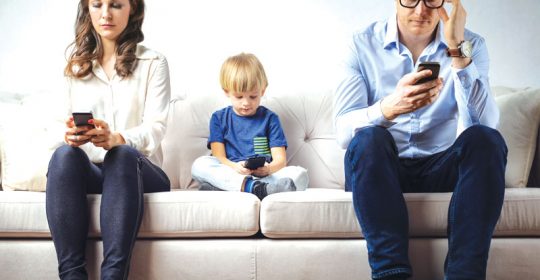 GG genitore con smartphone