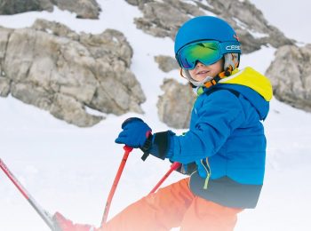 Proteggere gli occhi dei bambini dal sole invernale
