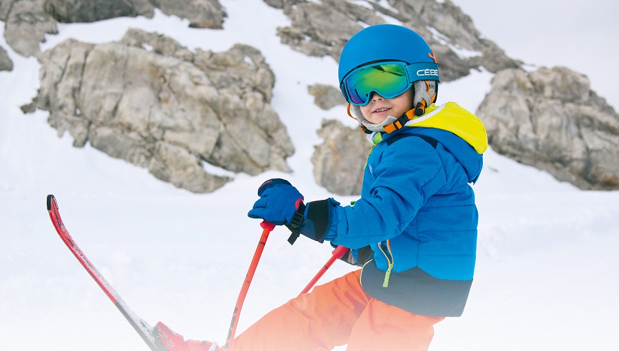 Proteggere gli occhi dei bambini dal sole invernale