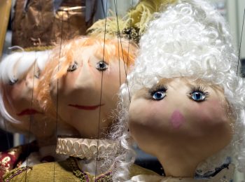 Teatro Colla con le sue marionette sul palco di novembre
