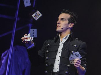Il magico Luca Bono in tournée con il suo nuovo show, L’illusionista
