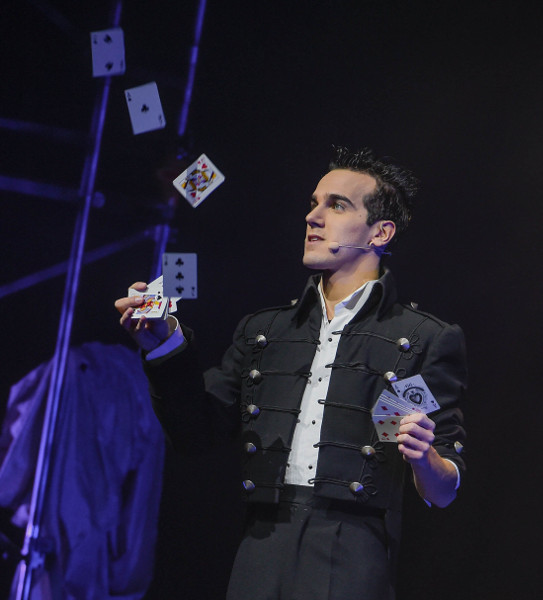 Il magico Luca Bono in tournée con il suo nuovo show, L’illusionista