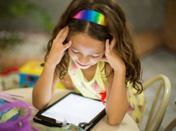 Niente tablet fino ai 2 anni: le linee guida dei pediatri italiani