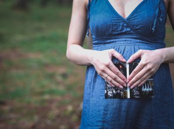 La manovra rivoluziona il congedo parentale: mamme a lavoro fino al parto e cinque i giorni di paternità