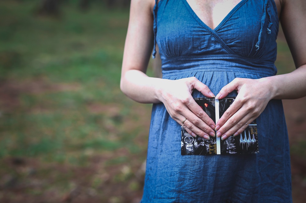 La manovra rivoluziona il congedo parentale: mamme a lavoro fino al parto e cinque i giorni di paternità