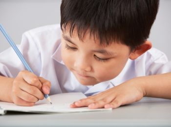 GPS sui grembiuli, così gli studenti non scappano da scuola. Succede in Cina
