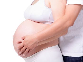 Il papà accanto alla mamma durante il travaglio e il parto