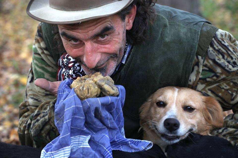 Raduno dei cani da tartufo: a Canale sfilano i trifulau