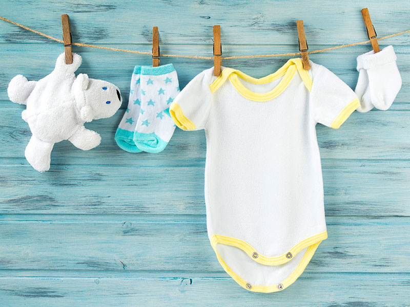 Vestiti per neonati: consigli per non sbagliare l'acquisto