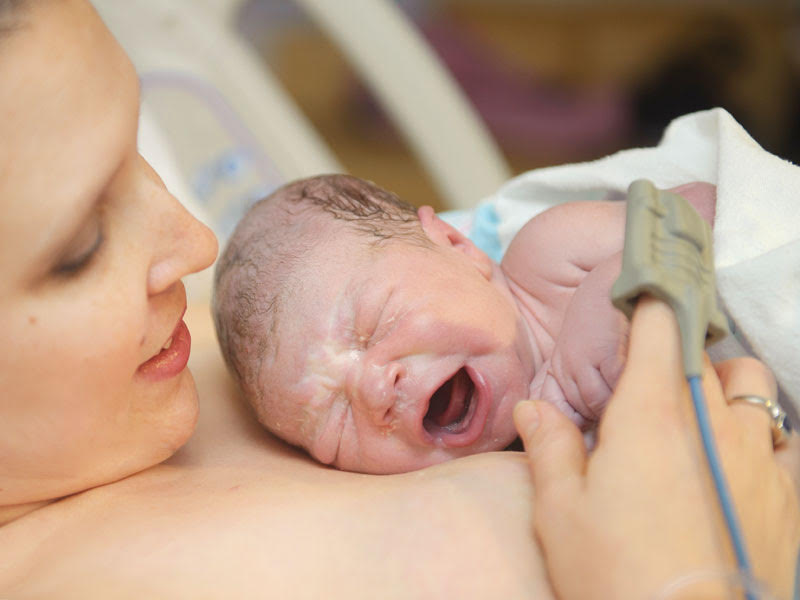 Niente bagnetto dopo il parto, meglio il contatto immediato con la mamma