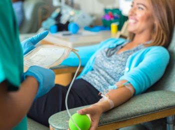 Donare il sangue: un viaggio dal donatore alla trasfusione