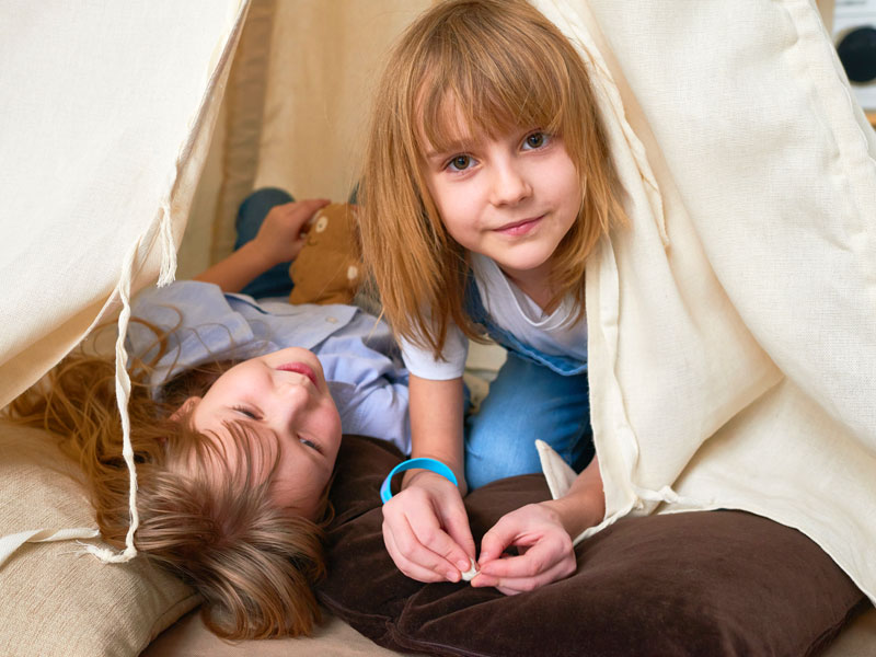 Costruiamo un teepee in salotto. Un angolo giochi indoor che fa subito west