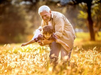 La Svezia riconosce lo stipendio ai nonni che si prendono cura dei nipoti