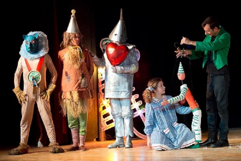 Teatro Colla sul palco di aprile con le sue marionette