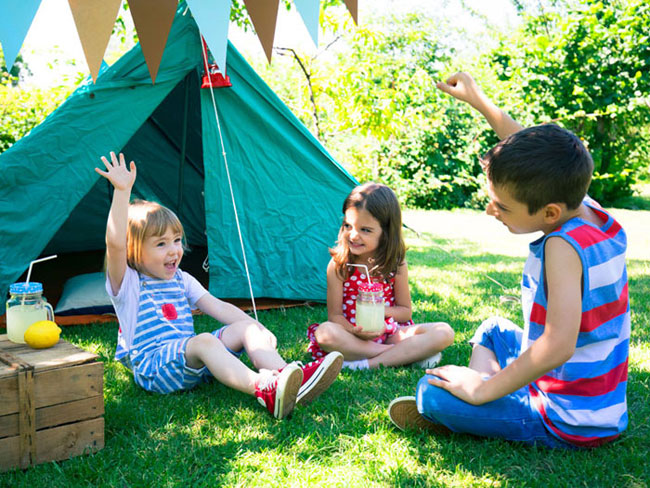 I bambini devono giocare in giardino