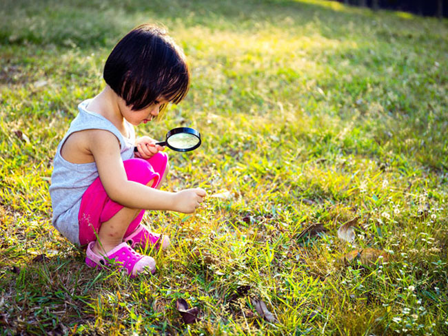 I bambini devono giocare in giardino