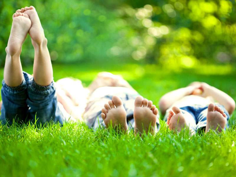 I bambini devono giocare in giardino