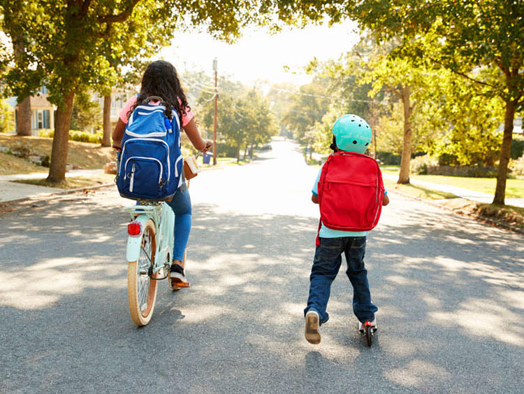 a scuola a piedi o in bicicletta