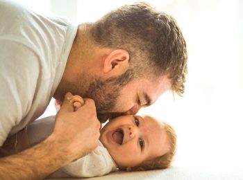 La Spagna propone 16 settimane di congedo per i papà