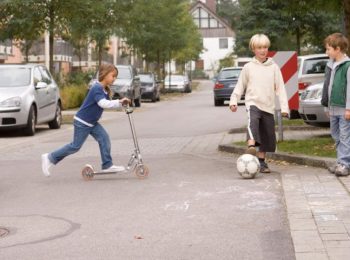 In Germania esistono le “strade di gioco” dove le auto si fermano e i bambini possono giocare