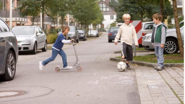 In Germania esistono le "strade di gioco" dove le auto si fermano e i bambini possono giocare
