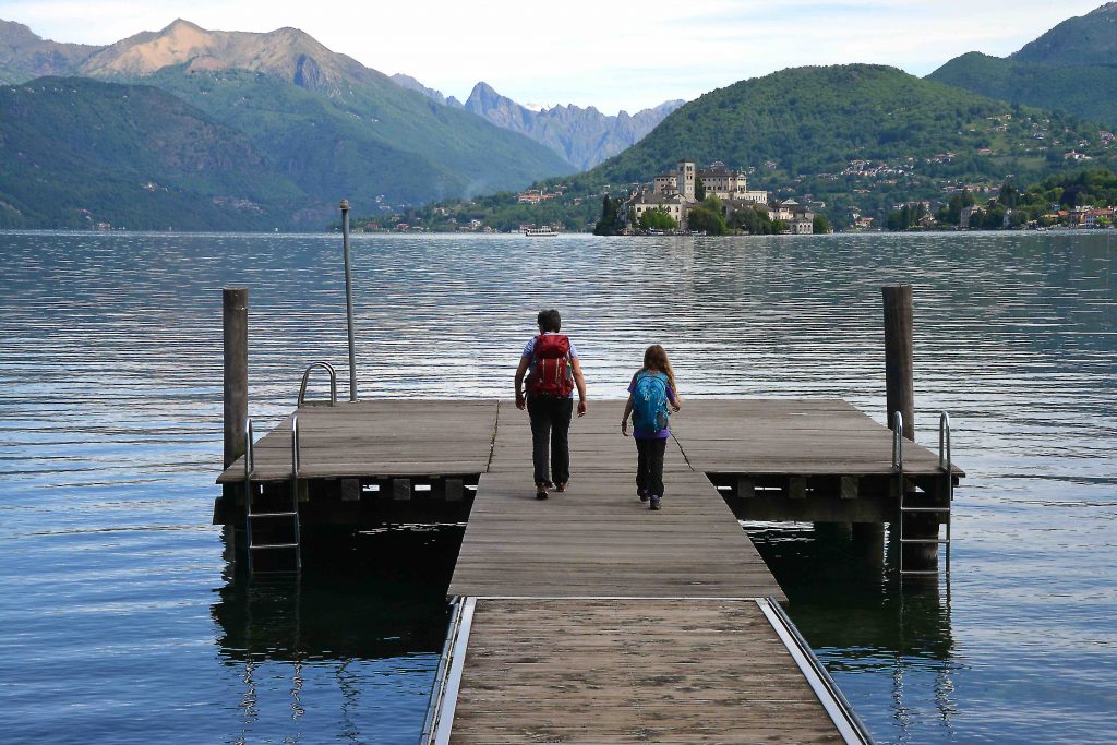 Lago con bambini