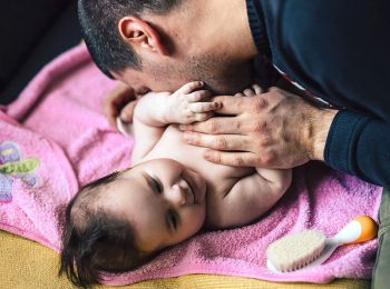 Il fasciatoio nel bagno degli uomini: diritto o svirilizzazione?