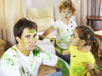 Mettere in regola la babysitter: i consigli dell’avvocato