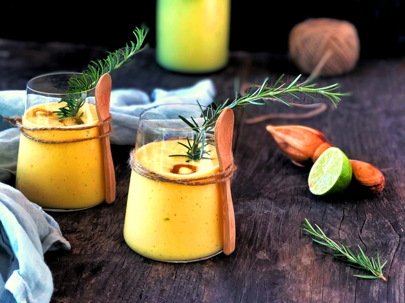 Smoothie ananas, mango e rosmarino