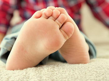 Mio figlio ha i piedi piatti? Ecco tutto quel che bisogna sapere