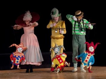 Teatro Colla sul palco di novembre con le sue marionette