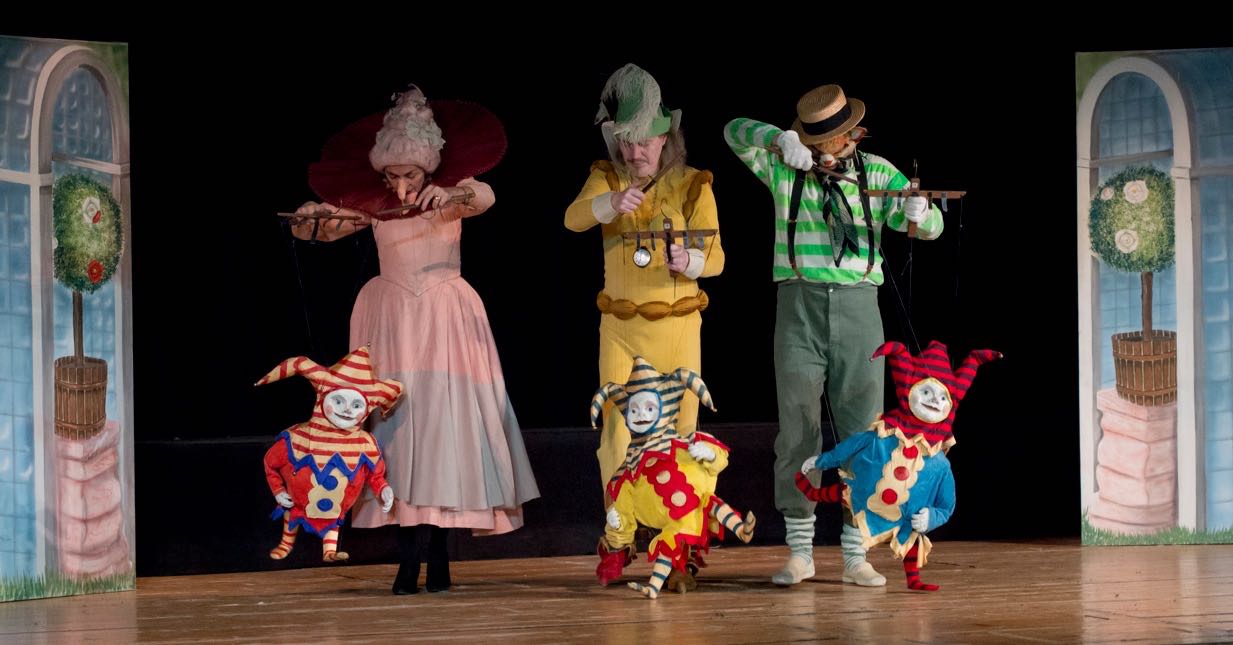 Teatro Colla sul palco di novembre con le sue marionette