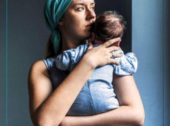 La stanchezza delle mamme: è (anche) da ipervigilanza
