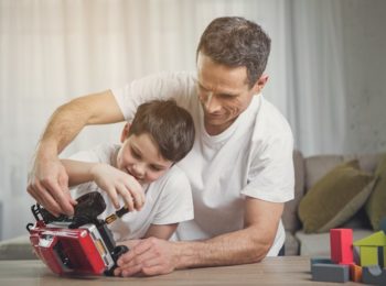 Non lo butto, lo aggiusto: l’arte di riparare i giocattoli rotti