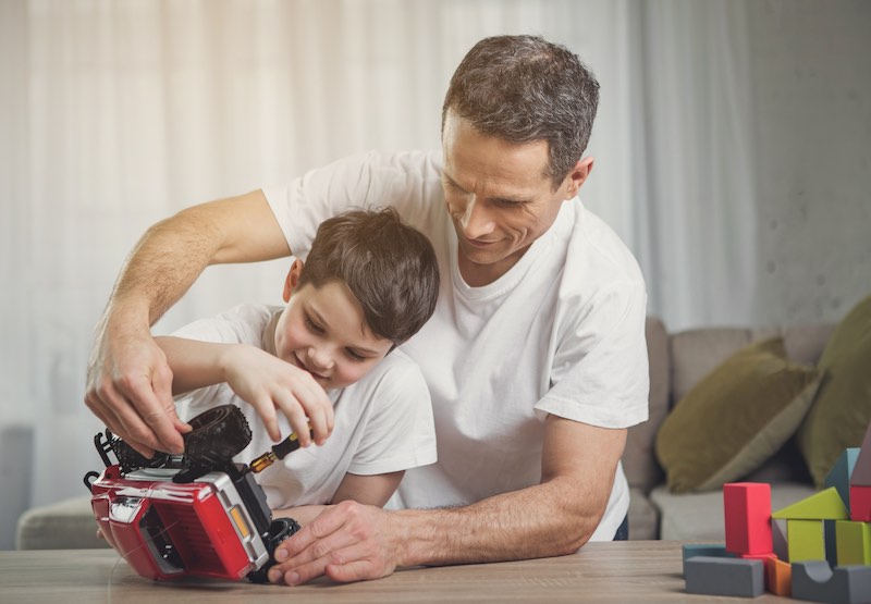 Non lo butto, lo aggiusto: l’arte di riparare i giocattoli rotti