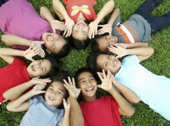 Lo Yoga della risata fa bene anche ai bambini