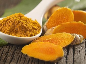 Curcuma e miele: il rimedio naturale contro tosse e raffreddore