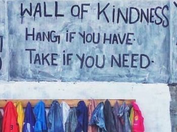 Il muro della gentilezza: un cappotto per tutti