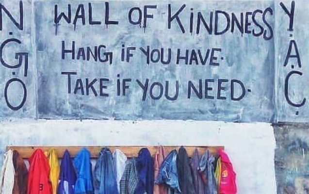 Il muro della gentilezza: un cappotto per tutti