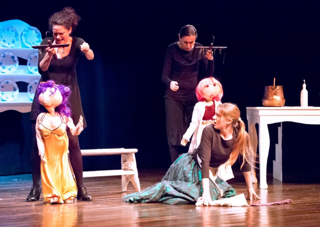 Teatro Colla sul palco di febbraio con le sue marionette