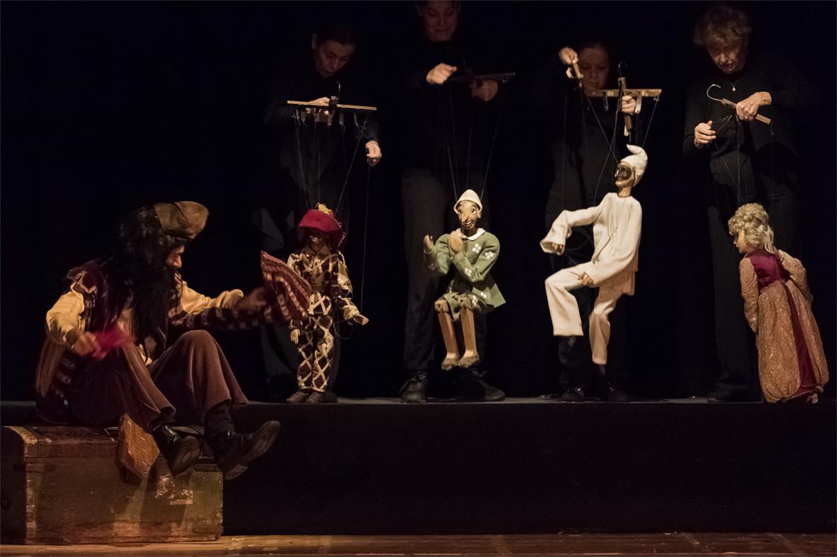 Teatro Colla sul palco di marzo con le sue marionette