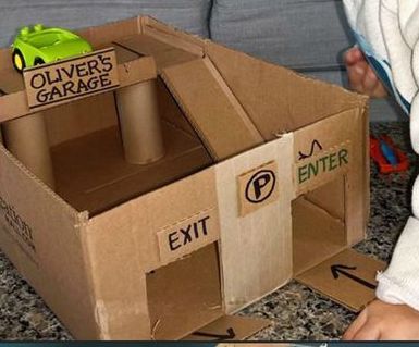 Costruire un garage e altri giochi con scatole di cartone