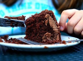 La torta di cioccolato leggera, da far fare ai bambini