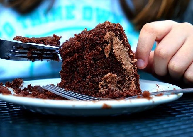 La torta di cioccolato leggera, da far fare ai bambini