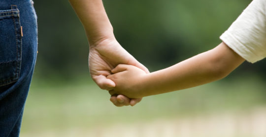 Passeggiata genitore figlio coronavirus