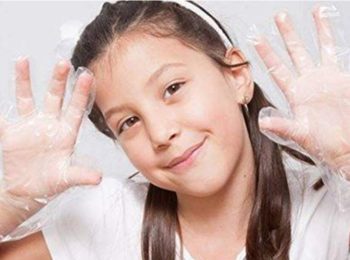 Guanti monouso per bambini, servono davvero?