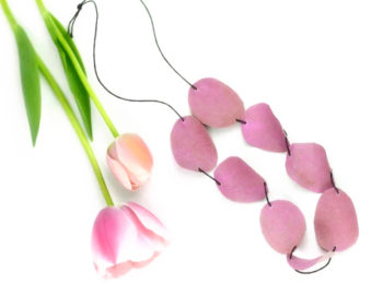 La collana di petali: un regalo per tutte le mamme