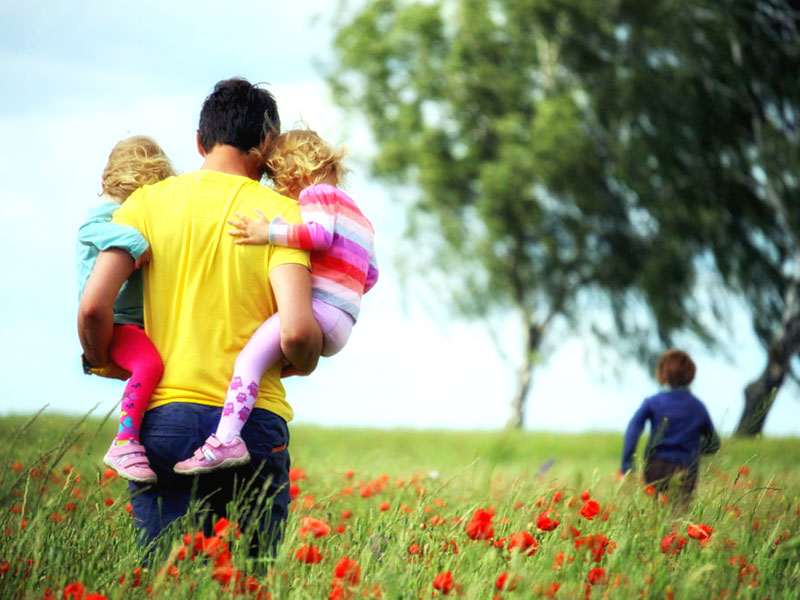 famiglia nel prato