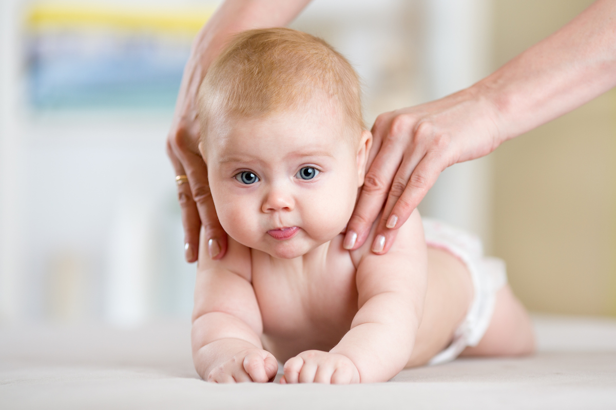 Il massaggio neonatale: un beneficio anche per genitori, soprattutto i papà