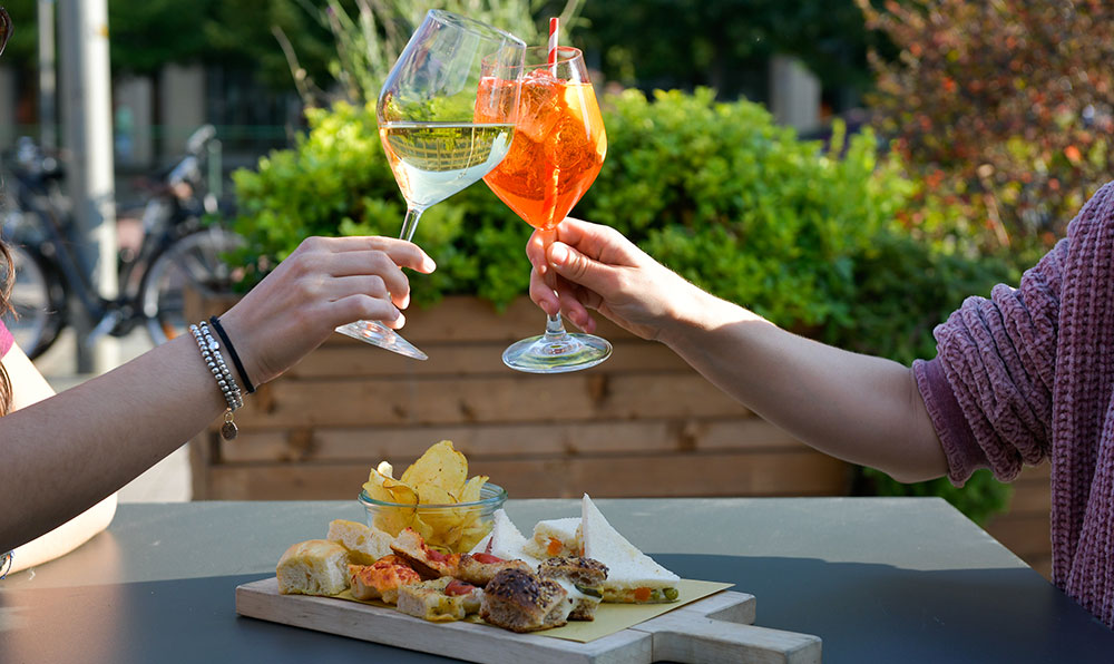 aperitivo-dehors-Eataly-Lingotto-brindisi_credits-Federico-Cardamone